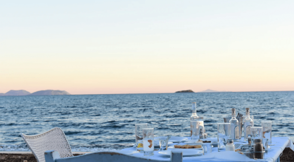 Διώχνουμε τους Έλληνες για διακοπές στο εξωτερικό και το θεωρούμε επιτυχία! 2 paralia ouzo estiasi