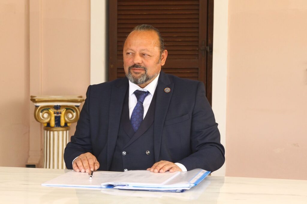 “Γιουσουρούμ”: Στο σφυρί οι ραφιέρες, οι καρέκλες, τα τραπεζάκια, μέχρι και η καφετιέρα του Σώρρα !!