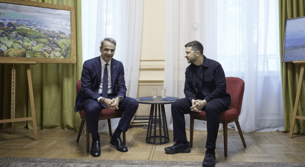 Ο Ζελένσκι έβαλε τον Μητσοτάκη να καθίσει σε χαμηλότερη καρέκλα για να φαίνεται ψηλότερος;;