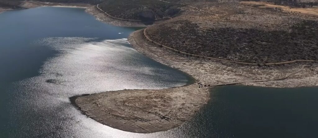 Ξεπρόβαλε το νησάκι της Υλίκης. Σήμα κινδύνου για τη λειψυδρία