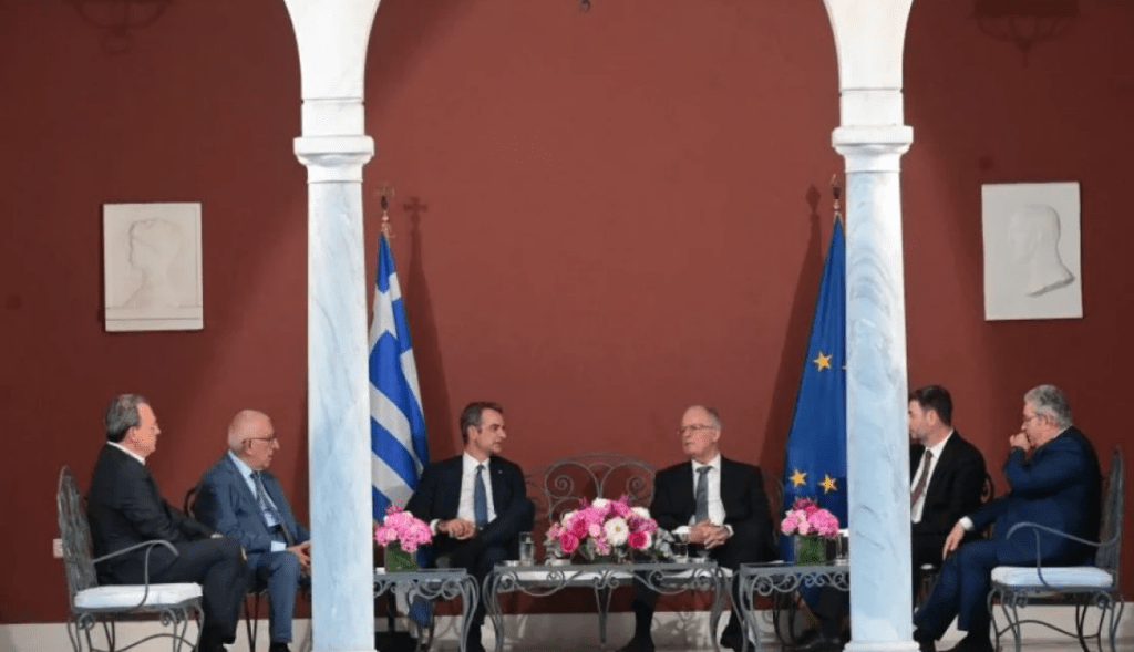 Πρωτοφανείς εικόνες στο Προεδρικό Μέγαρο: Mε τους μισούς… πολιτικούς αρχηγούς η γιορτή για την Αποκατάσταση της Δημοκρατίας