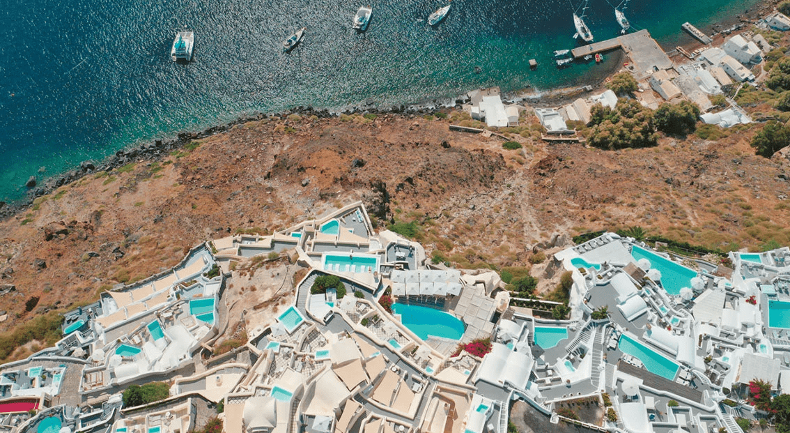 Πισίνες και μπετά βουλιάζουν την Καλντέρα στην Σαντορίνη...