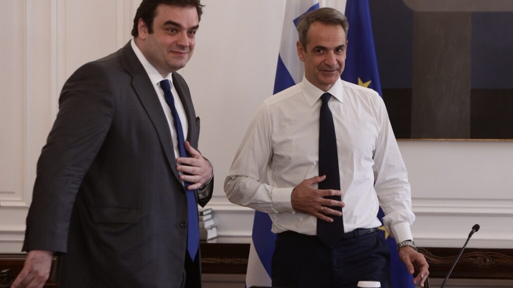 Το σχέδιο «παροχές κάθε τρίμηνο»: Η κυβέρνηση χτίζει τον δρόμο προς τις κάλπες...