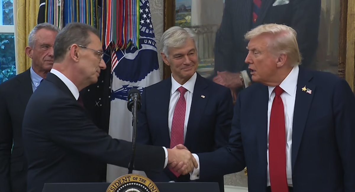 Ο Trump γονάτισε την Pfizer...