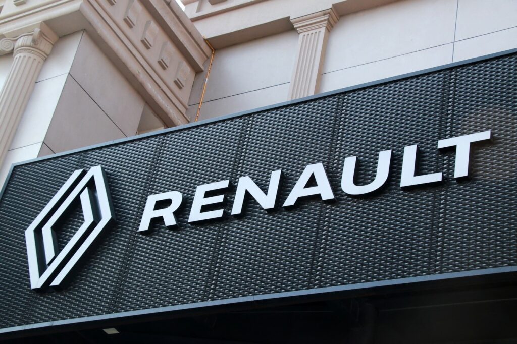 Renault: Εξετάζει περικοπές 3.000 εργαζομένων