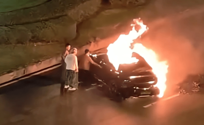 Τι γίνεται με τα Xiaomi SU7 Ultra;; Κόλλησαν οι πόρτες και κάηκε ο οδηγός…