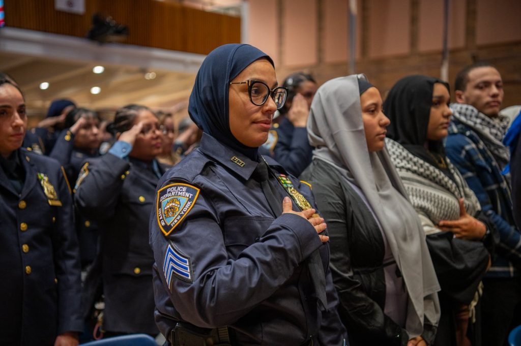 Η εποχή Ζ.Μαμντάνι ξεκίνησε: Η αστυνομία εκπαιδεύει τις γυναίκες της Νέας Υόρκης πως να φοράνε το χιτζάμπ!