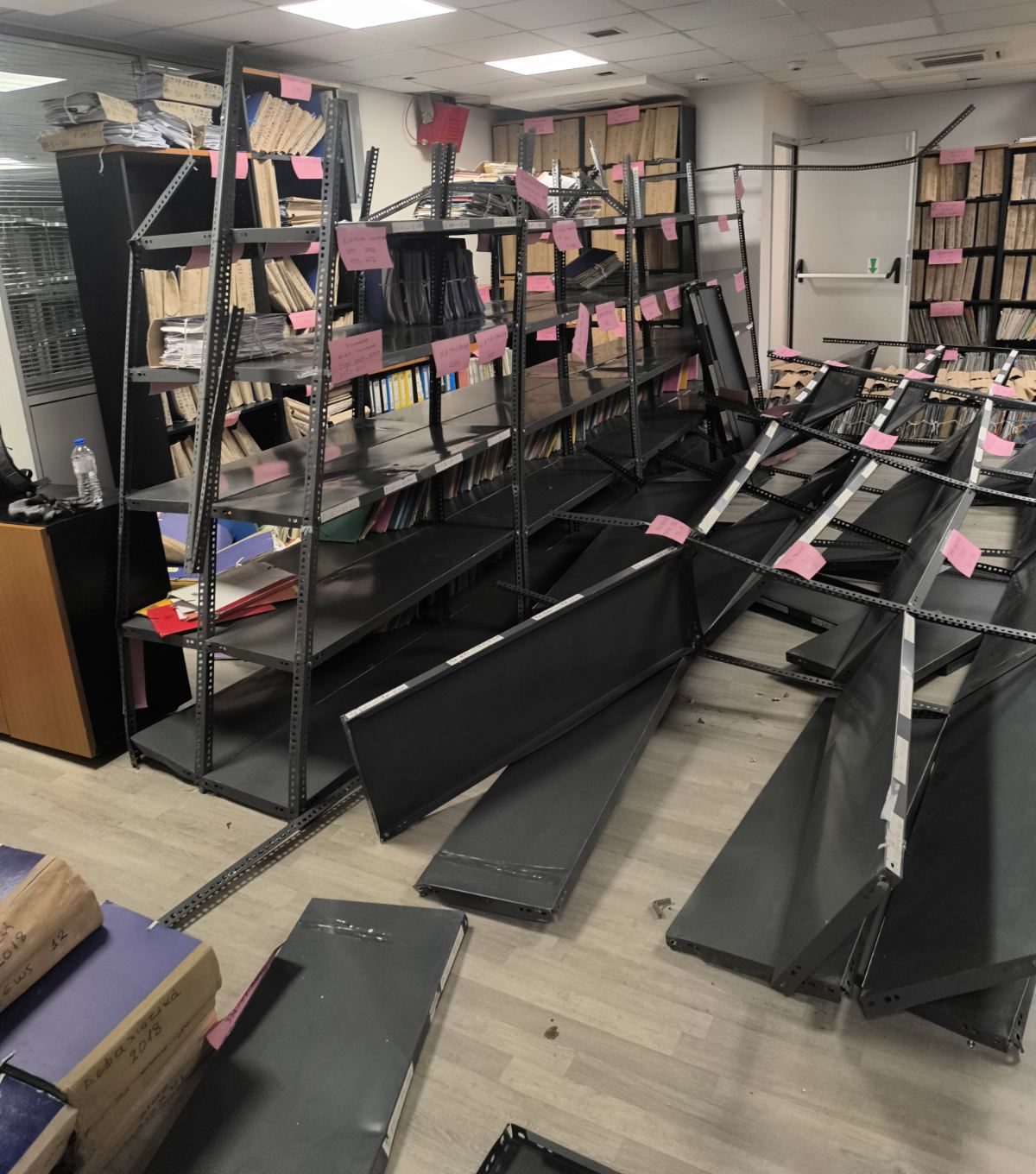 Στο κόκκινο οι δικαστικοί υπάλληλοι μετά το νέο περιστατικό κατάρρευσης ραφιών...