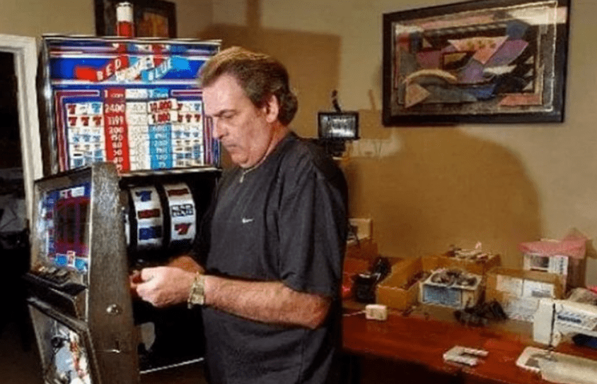 Τον πρόδωσε η απληστία του: Ο άνθρωπος που μετέτρεψε τα φρουτάκια σε… προσωπικό ΑΤΜ