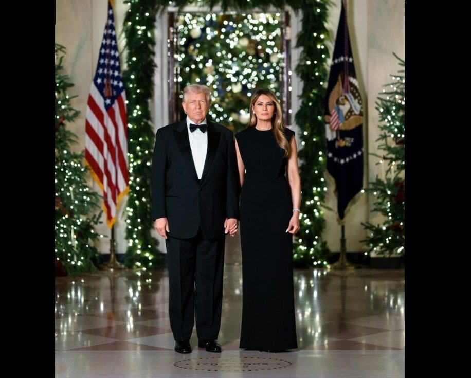 -Καλά Χριστούγεννα! To Προεδρικό Ζεύγος(ΗΠΑ) εύχεται την ευχή που λογοκρίνουν οι εγχώριοι τοπικοί άρχοντες