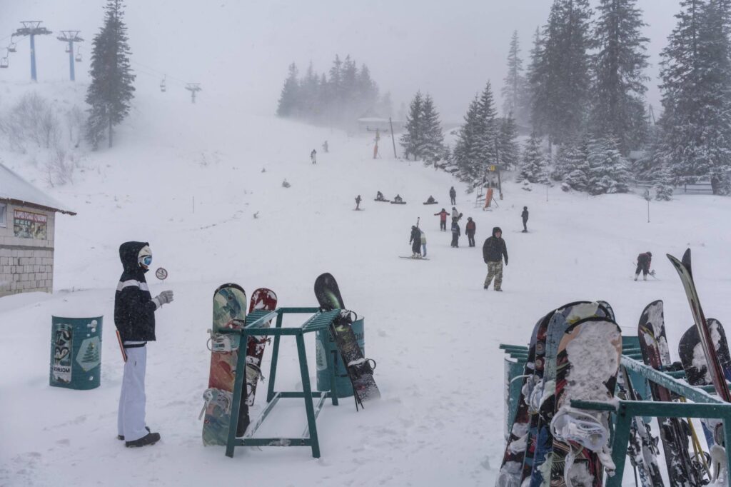 Ουκρανία: Άλλοι σκοτώνονται στα μέτωπα και άλλοι «παρτάρουν» στο Μπούκοβελ