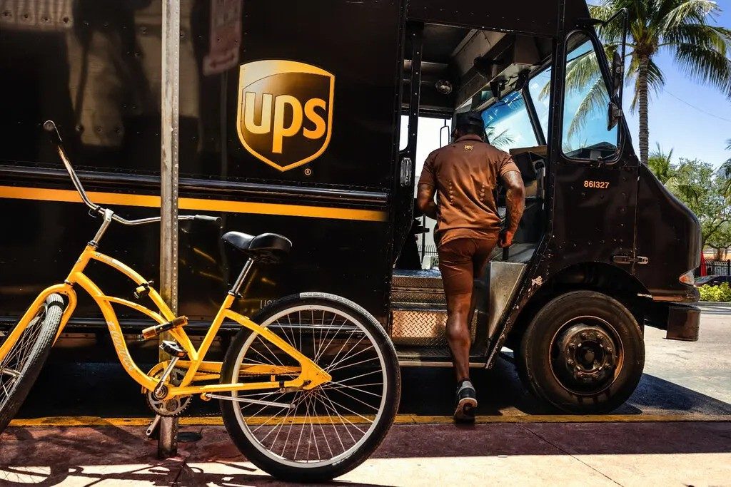 UPS: Απολύει κι άλλους 30.000 εργαζομένους…