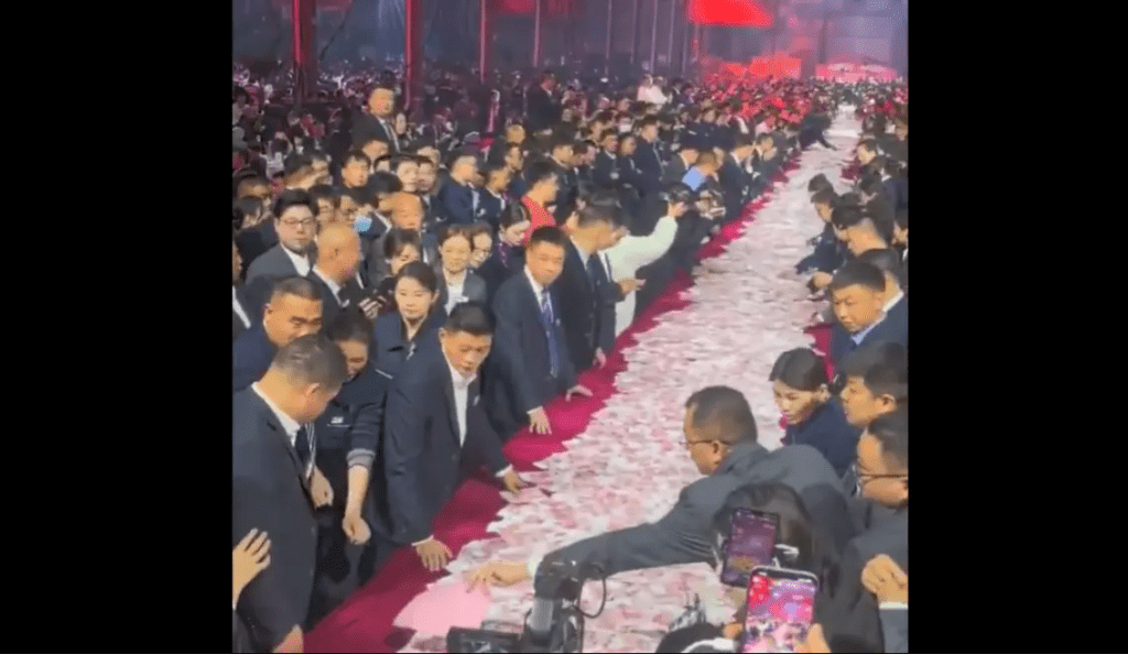 Αφεντικό στην Κίνα μοίρασε μπόνους 22 εκατ. ευρώ στους εργαζομένους…