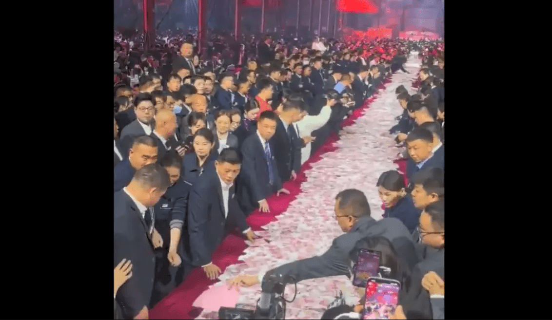 Αφεντικό στην Κίνα μοίρασε μπόνους 22 εκατ. ευρώ στους εργαζομένους...