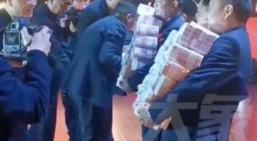 Αφεντικό στην Κίνα μοίρασε μπόνους 22 εκατ. ευρώ στους εργαζομένους...