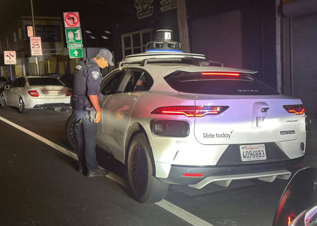 Σταμάτησαν αυτοκίνητο για κλήση γιατί έκανε παράνομη αναστροφή…Όμως το αυτοκίνητο δεν είχε οδηγό!