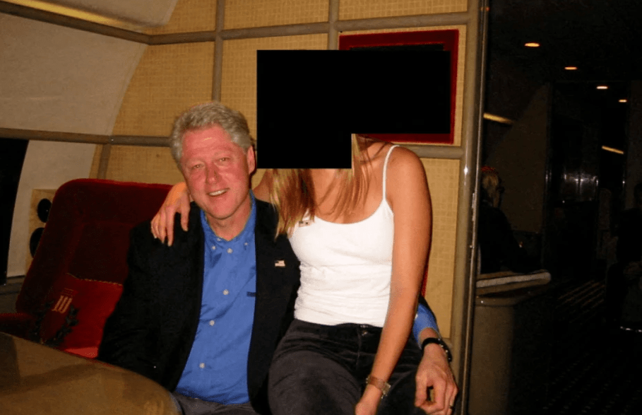 «Νόμιζα ότι οι κοπέλες ήταν αεροσυνοδοί»: Τι είπαν Μπιλ Κλίντον και Χίλαρι για τον Έπσταϊν…