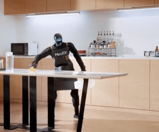 Βίντεο: Ρομπότ κάνει όλες τις δουλειές του σπιτιού ακριβώς όπως ένας άνθρωπος