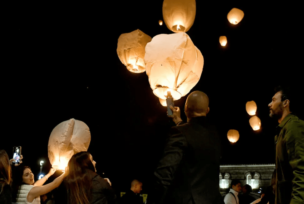 Το Αιώνιο Φως του Πάσχα: Aυτή τη χρονιά ας αφήσουμε το φως του Αναστάντος Κυρίου να διαπεράσει το σκοτάδι που έχει πέσει στη Δύση και στην Ελλάδα