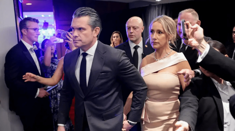 Το «φόρεμα των 21 ευρώ» που άναψε φωτιές στο Δείπνο των Ανταποκριτών