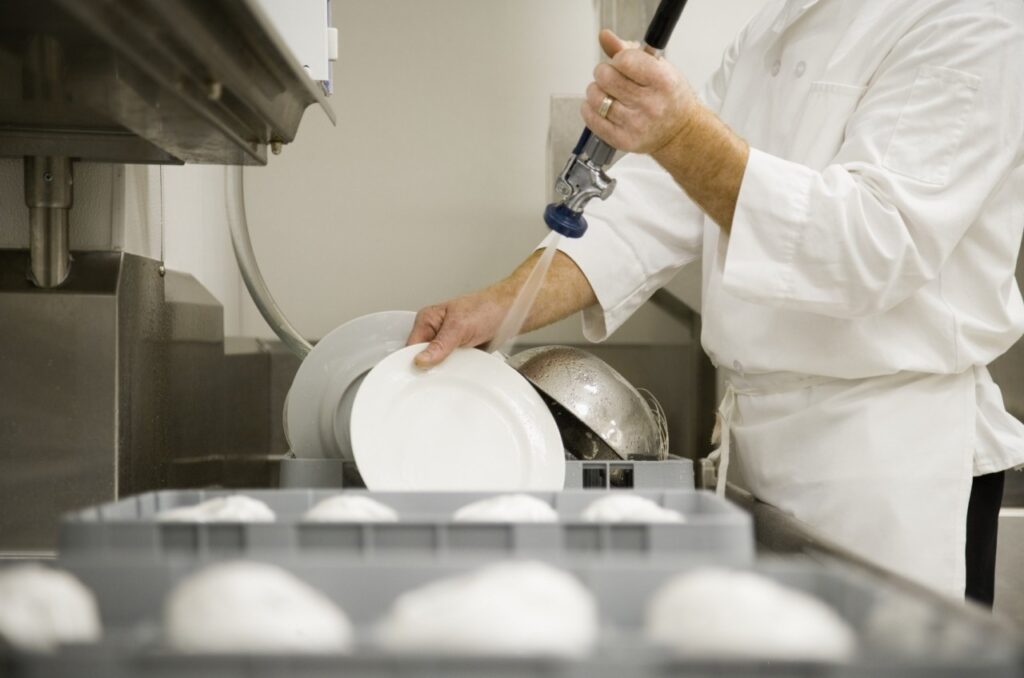 Η μεγάλη κρίση στη λάντζα: Γιατί τα εστιατόρια δεν βρίσκουν πια προσωπικό