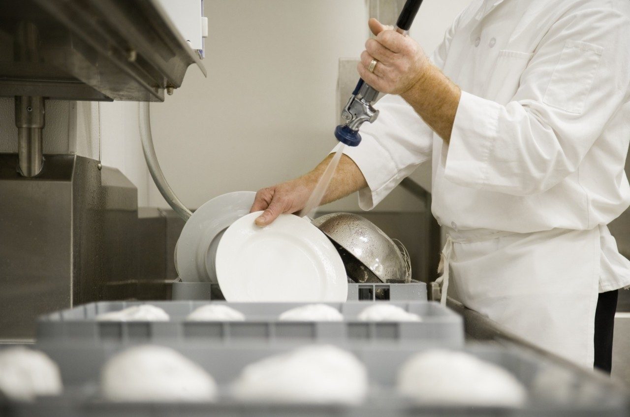 Η μεγάλη κρίση στη λάντζα: Γιατί τα εστιατόρια δεν βρίσκουν πια προσωπικό