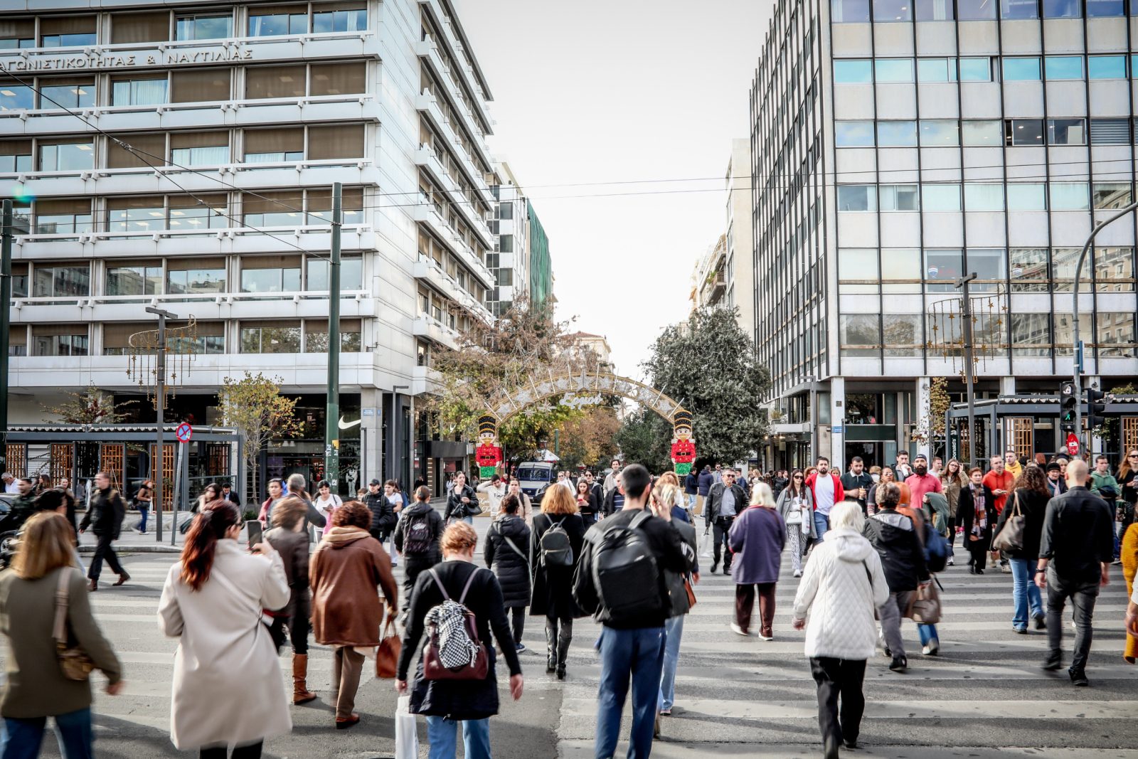 ΟΟΣΑ: Η εμπιστοσύνη των Ελλήνων στους θεσμούς καταρρέει. Ιστορικά χαμηλά για κυβέρνηση, κόμματα και Δικαιοσύνη!!