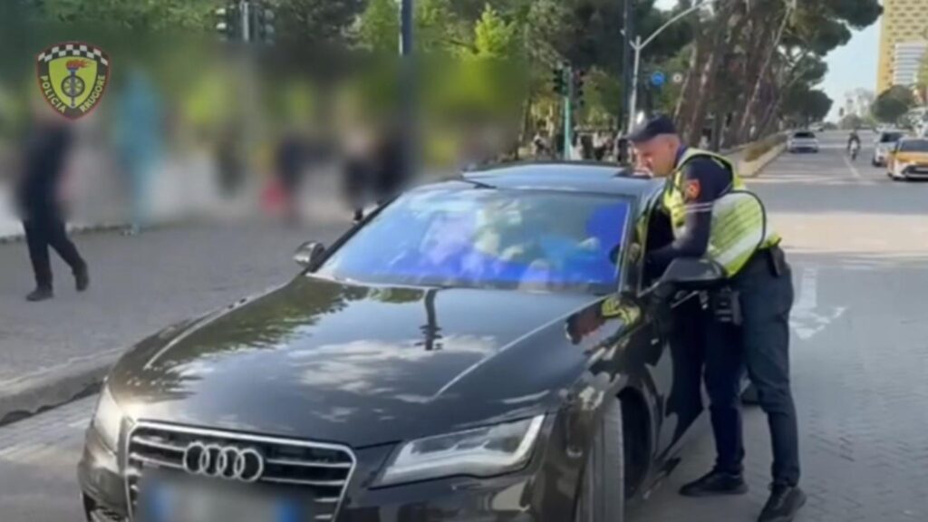 Αλβανία: Αστυνομικοί ξηλώνουν επί τόπου τα παράνομα φιμέ τζάμια σε αυτοκίνητα