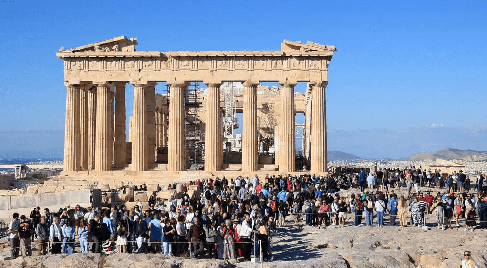 Πόσο ικανοποιημένοι μένουν οι τουρίστες από την Αθήνα – Τι δείχνει η νέα μεγάλη έρευνα της Ένωσης Ξενοδόχων