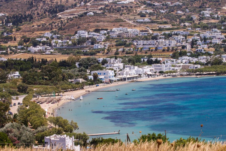 «Αποχαιρέτα την Πάρο που χάνεται» – Ξενοδοχειακές υπερκατασκευές και ιδιωτικοποιήσεις προκαλούν οργή στο νησί