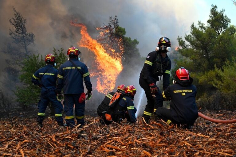 Βρες το λάθος: Πυροσβέστης 1150 ευρώ – Μητροπολίτης 4671 ευρώ με εντολή Μητσοτάκη