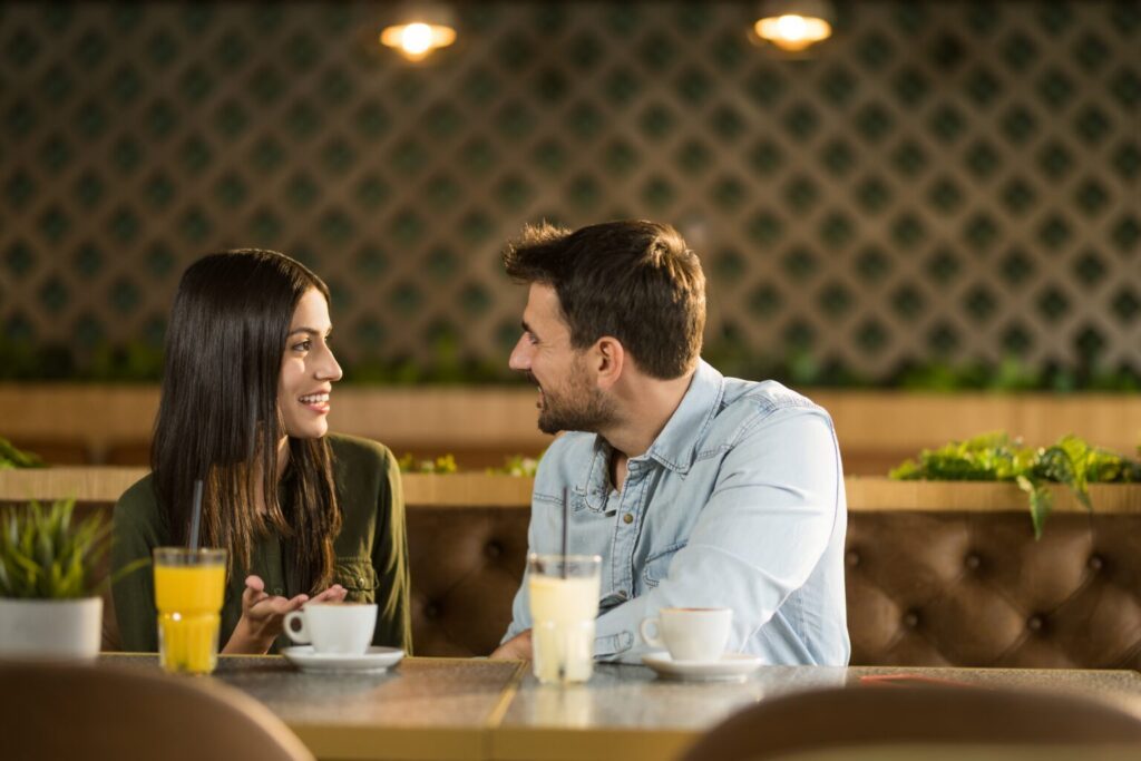 Η ακρίβεια «χτυπά» και τα ραντεβού των Gen Z και Millennials: Κόβουν τις εξόδους γιατί δεν «βγαίνουν»!
