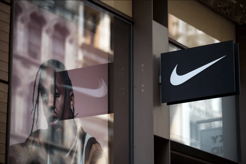 ZeroHedge: H Nike έγινε WOKE και υπέστη συντριβή