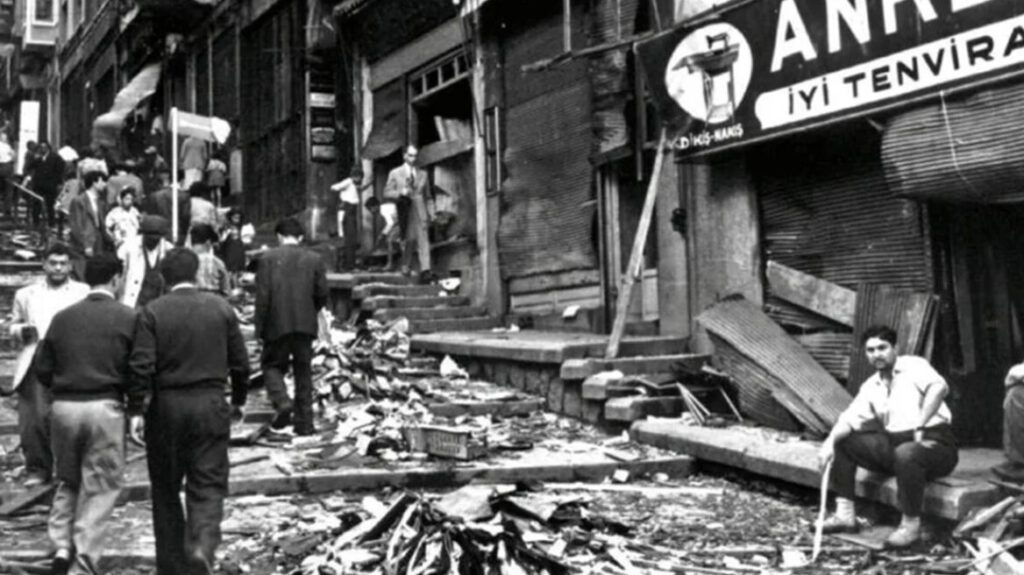 «Σεπτεμβριανά»: Το τουρκικό πογκρόμ που έδιωξε τους Έλληνες από την Κωνσταντινούπολη 1 «Σεπτεμβριανά»: Το τουρκικό πογκρόμ που έδιωξε τους Έλληνες από την Κωνσταντινούπολη