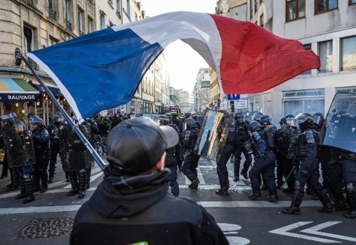 Γαλλία: Στη δίνη κρίσης χρέους και κοινωνικών αναταραχών