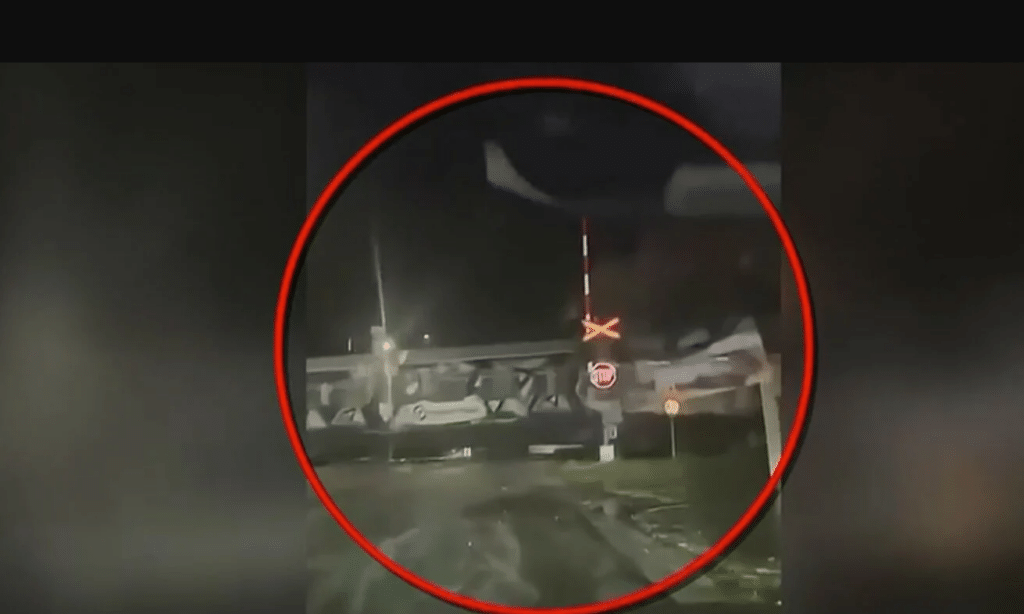 Τρένο στη Λάρισα πέρασε με ανοιχτή μπάρα σε ισόπεδη διάβαση!