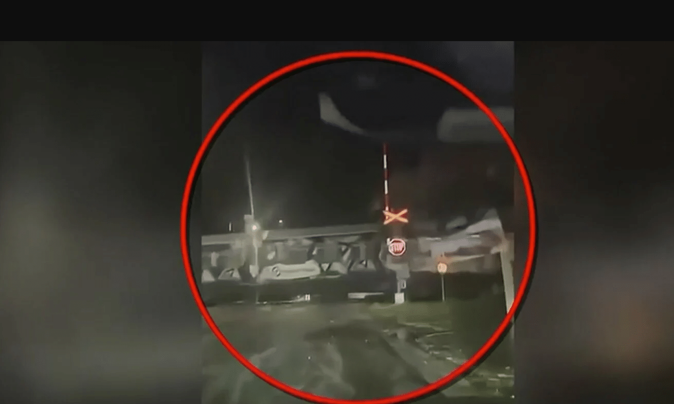 Τρένο στη Λάρισα πέρασε με ανοιχτή μπάρα σε ισόπεδη διάβαση!
